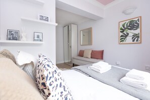 2 habitaciones, tabla de planchar con plancha, cuna de viaje y wifi