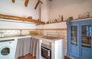 Fridge, oven, stovetop, coffee/tea maker