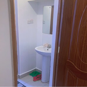 Toallas, jabón, papel de baño 