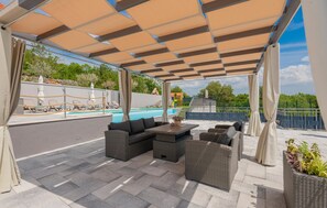 Outdoor dining - Lovely home in Podbablje Gornje (Podbablje Gornje)