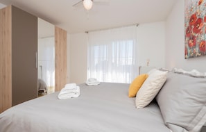 5 habitaciones, cuna de viaje, wifi gratis y ropa de cama