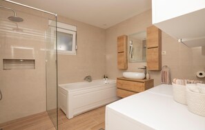 Combined shower/tub - Lovely home in Podbablje Gornje (Podbablje Gornje)