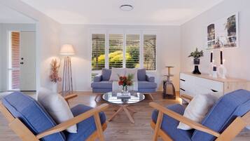 Smart-TV, Tischtennisplatte, Arbeitsbereiche