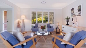 Smart-TV, Tischtennisplatte, Arbeitsbereiche