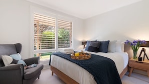 4 bedrooms, iron/ironing board, travel crib, WiFi - Soho House – Charming poolside escape (Bowral)