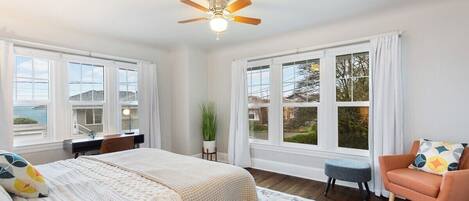 3 bedrooms, desk, iron/ironing board, free WiFi