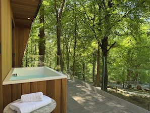 Outdoor spa tub - Forest Lodges (Betws-Y-Coed)
