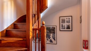Eine hölzerne Wendeltreppe, die zu einer oberen Etage führt.