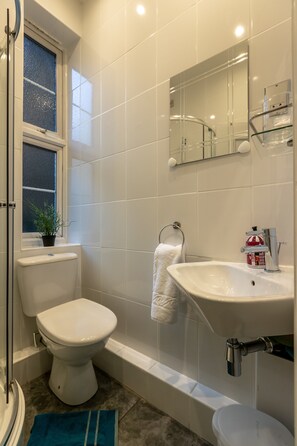 Een douche, een haardroger, handdoeken, zeep