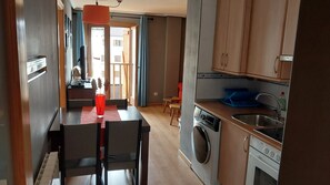 Een koelkast, een magnetron, een oven, een koffiezetapparaat/waterkoker