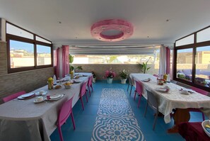 朝食 (ビュッフェ)、毎日提供 (無料)