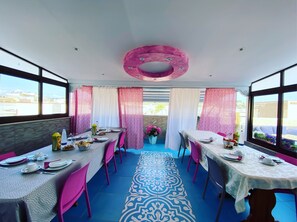 Café da manhã com buffet grátis todos os dias