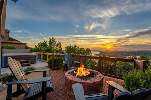 Stunning views!!! Custom home with hot tub and Garage Gameroom!