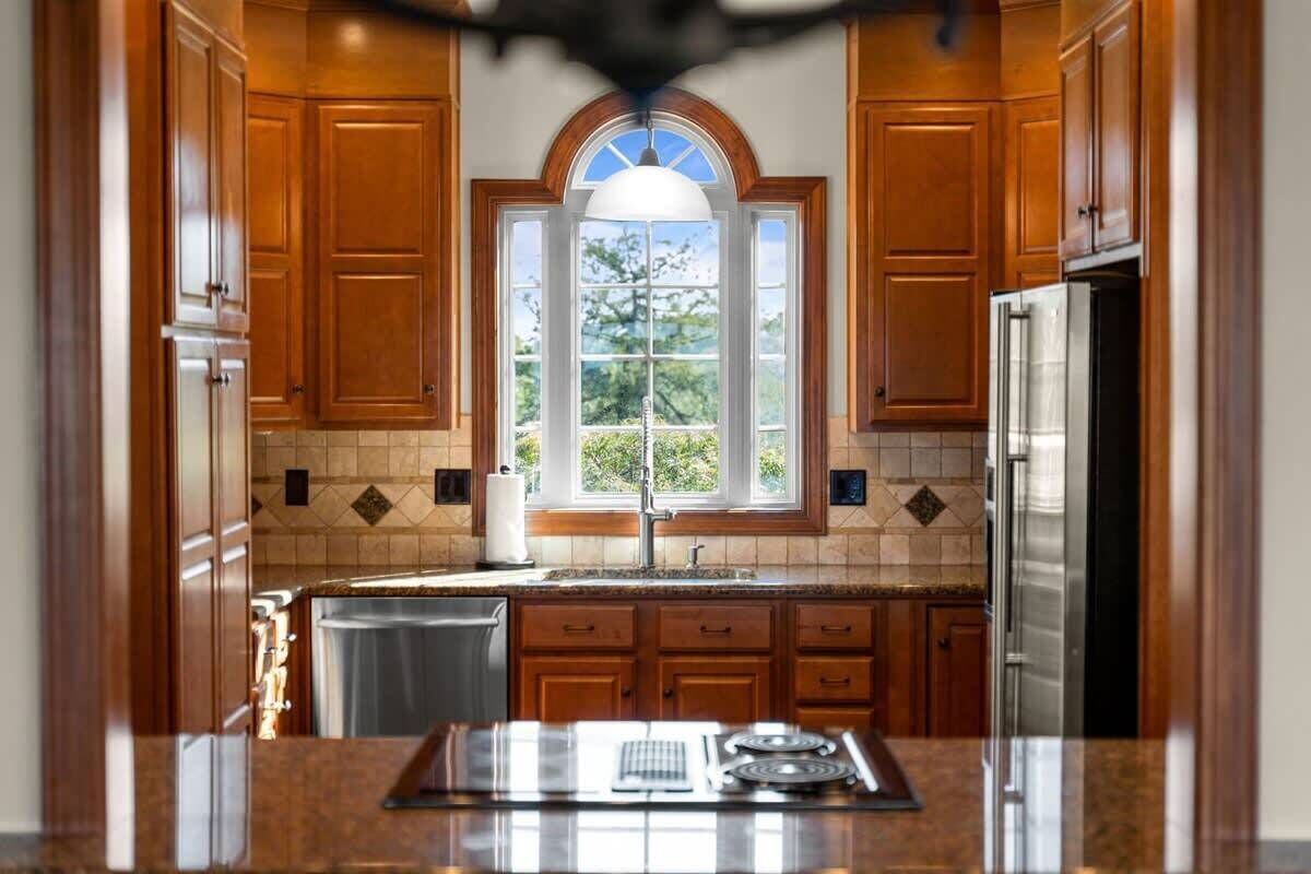 Kylskåp, mikrovågsugn, ugn och spishäll