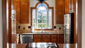 Kylskåp, mikrovågsugn, ugn och spishäll