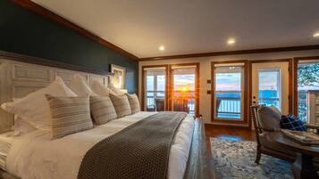 6 bedrooms, desk, iron/ironing board, WiFi