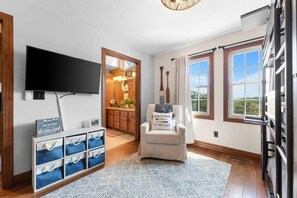 6 bedrooms, desk, iron/ironing board, WiFi