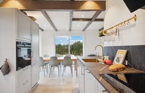 Frigorífico, microondas, placa de cocina y lavavajillas