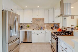 Fridge, microwave, oven, stovetop - Steps to Ocean and Boardwalk, Parking, Outdoor dining! (San Diego)