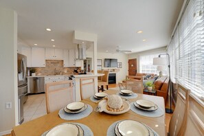 Dining - Steps to Ocean and Boardwalk, Parking, Outdoor dining! (San Diego)