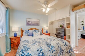 1 bedroom, desk, iron/ironing board, travel cot - Casita de Playa- Steps to Ocean and Boardwalk! (San Diego)