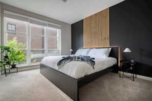 1 soverom, skrivebord, strykejern/-brett og reiseseng for barn