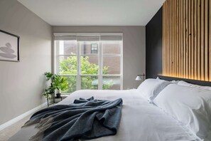 1 bedroom, desk, iron/ironing board, travel cot - Amazing Apartment Along the River (Columbus)