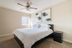 2 bedrooms, desk, iron/ironing board, WiFi - Arena District Townhouse close to Convention Centr (Columbus)