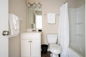 Badekar, hårtørrer, håndklæder