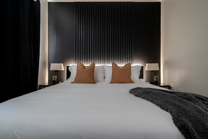 1 habitación, escritorio, tabla de planchar con plancha y cuna de viaje