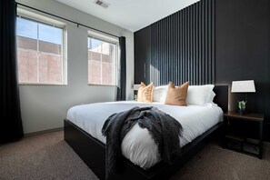 1 habitación, escritorio, tabla de planchar con plancha y cuna de viaje 