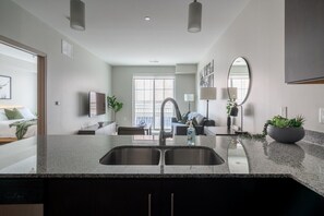 1 bedroom, desk, iron/ironing board, WiFi - Downtown Columbus Apartment (Columbus)