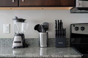 Private kitchen - Downtown Columbus Apartment (Columbus)