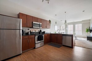 Kühlschrank, Mikrowelle, Ofen, Herdplatte