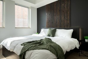 1 Schlafzimmer, Schreibtisch, Bügeleisen/Bügelbrett, Reisekinderbett