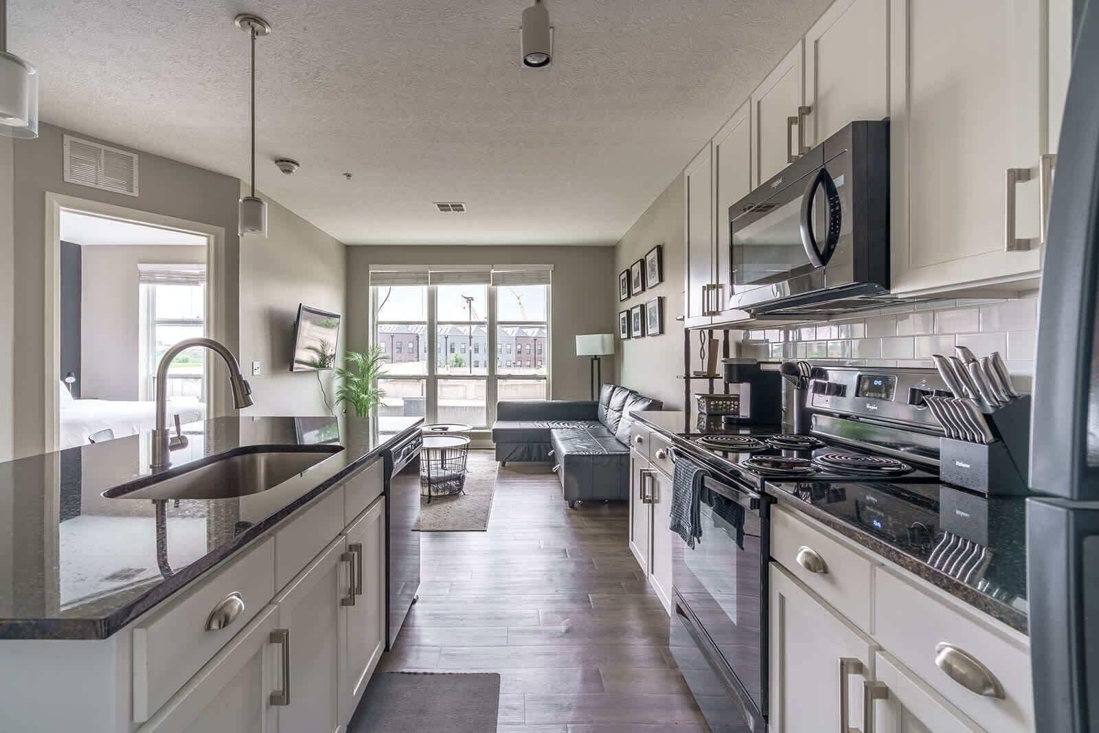 Kühlschrank, Mikrowelle, Ofen, Herdplatte