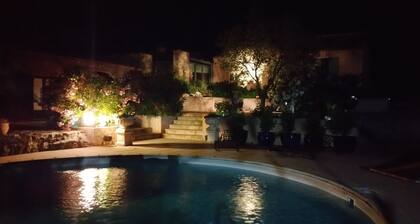 Belle chambre d'hĂŽtes indĂ©pendante de18mÂČ + cuisine d'Ă©tĂ© de 25mÂČ vue piscine