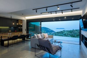 Smart TV, fireplace