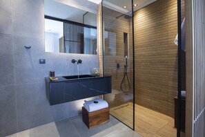 Douche, sèche-cheveux, serviettes fournies, savon