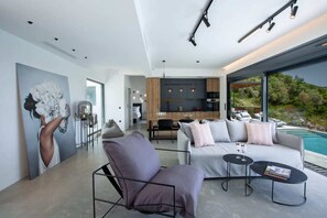 Een smart-tv en een open haard