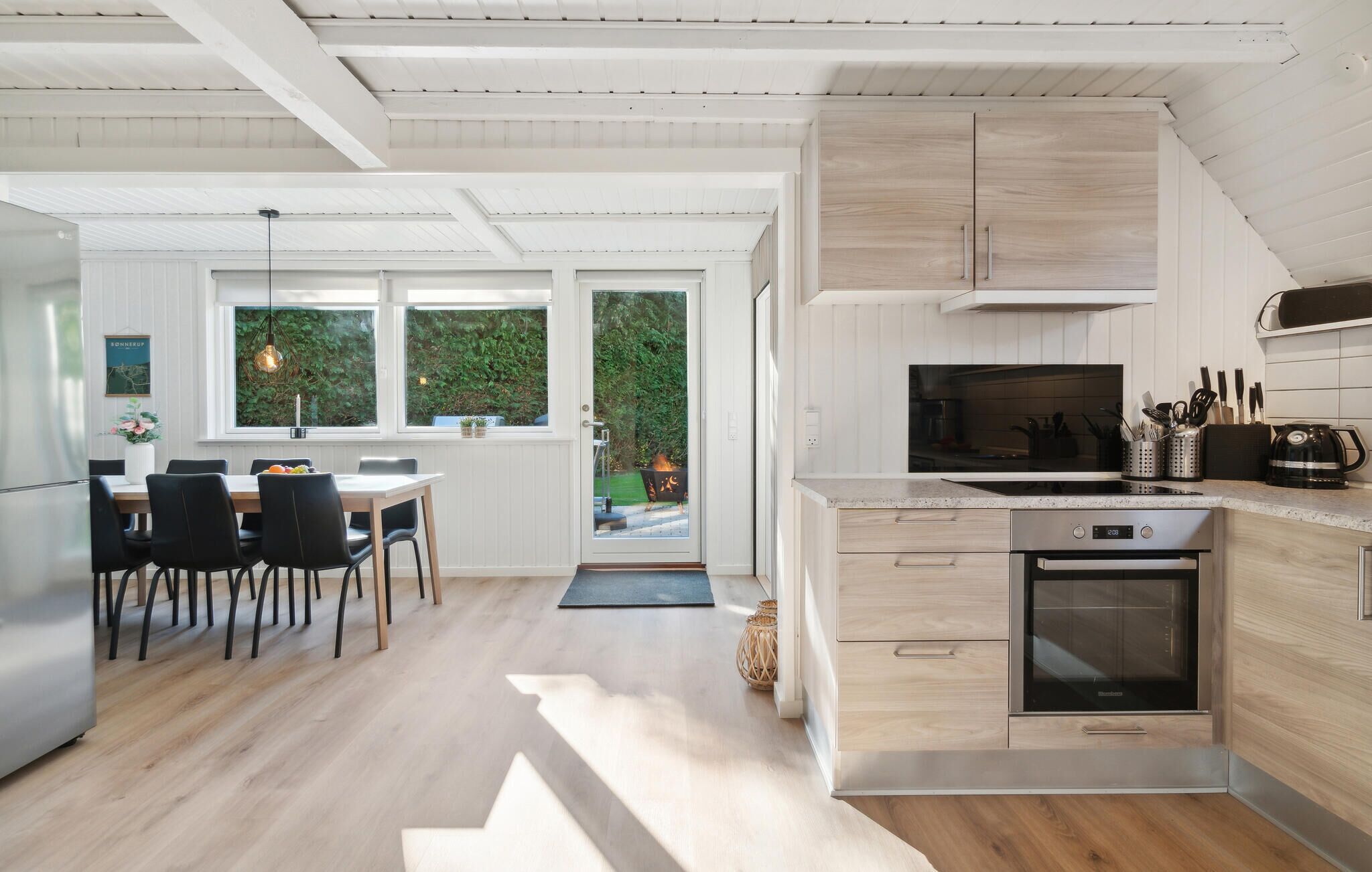 Kühlschrank, Ofen, Geschirrspüler, Wasserkocher mit Kaffee-/Teezubehör