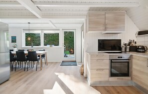 Réfrigérateur, four, lave-vaisselle, cafetière/bouilloire