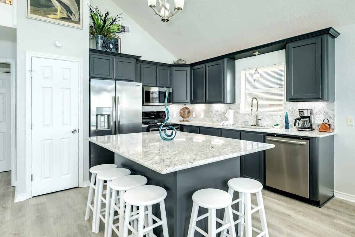 Kylskåp, mikrovågsugn, ugn och spishäll