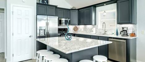 Een koelkast, een microgolfoven, een oven, een kookplaat