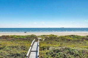 På stranden