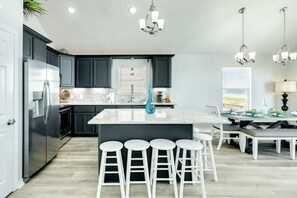 Kjøleskap, mikrobølgeovn, ovn og kokeplater