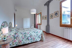 2 bedrooms, iron/ironing board, travel cot, free WiFi