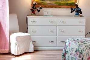 2 bedrooms, iron/ironing board, travel cot, free WiFi