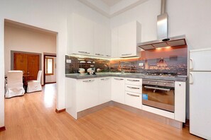 Kjøleskap, mikrobølgeovn, ovn og oppvaskmaskin