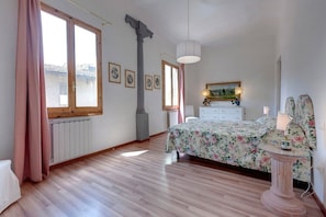 2 bedrooms, iron/ironing board, travel cot, free WiFi